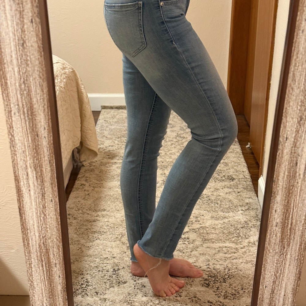 LC Lauren Conrad size 2 Women Light Blue Skinny Jeans. Thin and Comfy